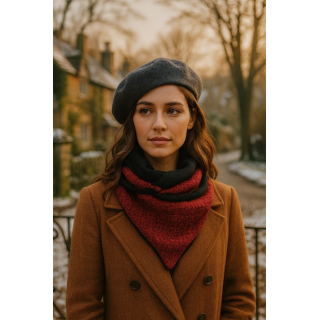 Bufanda triangular reversible en tejido tweed rojo estilo Chanel. Elegante, cálida y con textura. Hecha a mano. Ideal para looks