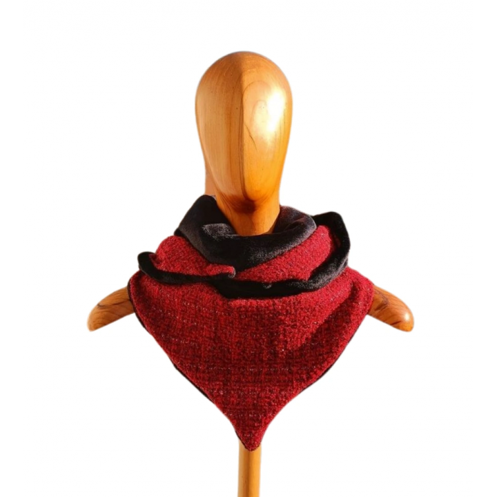 Bufanda triangular reversible en tejido tweed rojo estilo Chanel. Elegante, cálida y con textura. Hecha a mano. Ideal para looks
