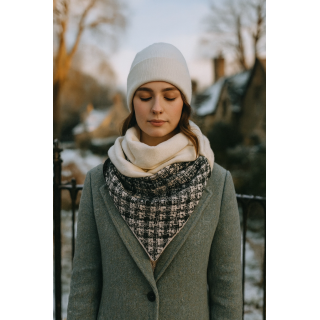 Bufanda triangular tweed blanco y negro elegante | by.Cuqui