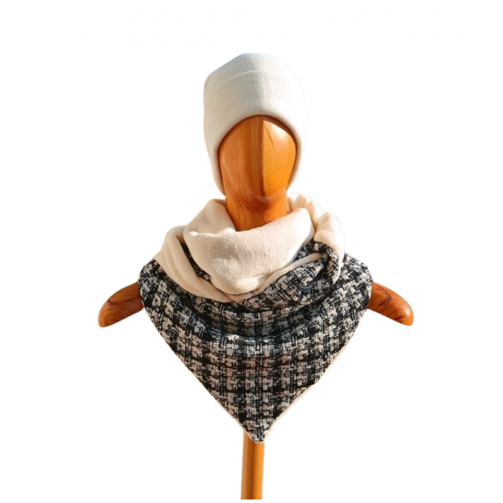 Bufanda triangular tweed blanco y negro elegante | by.Cuqui