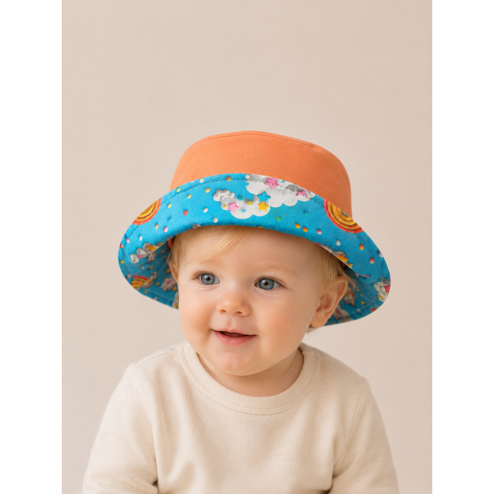 Reverso del gorrito de pescador Cielo con tela combinada – By.Cuqui