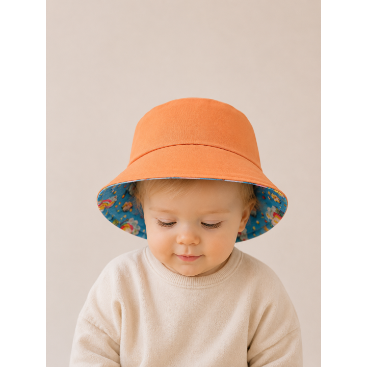 Reverso del gorrito de pescador Cielo con tela combinada – By.Cuqui