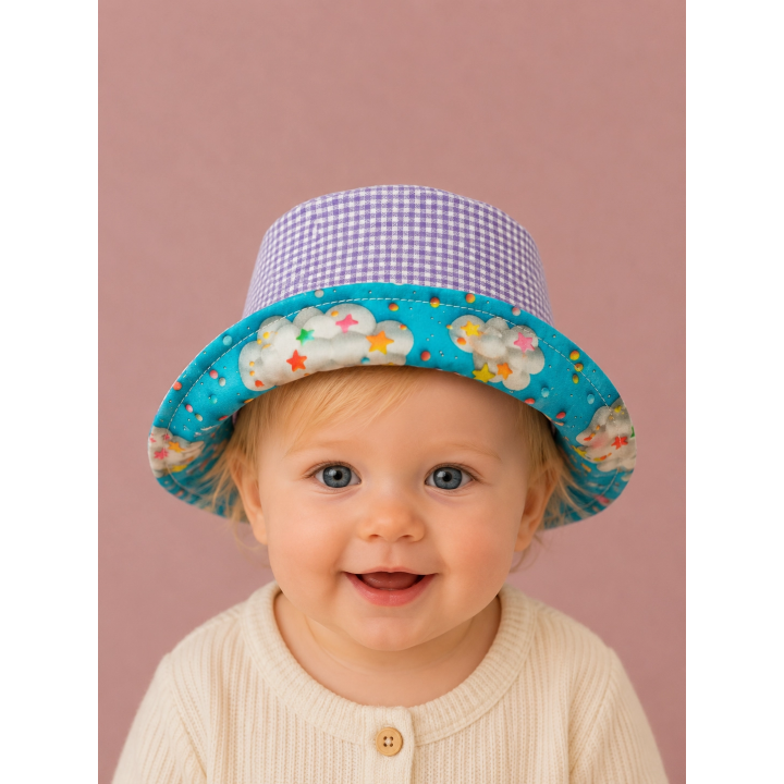 Reverso del gorrito de pescador Cielo con tela combinada – By.Cuqui