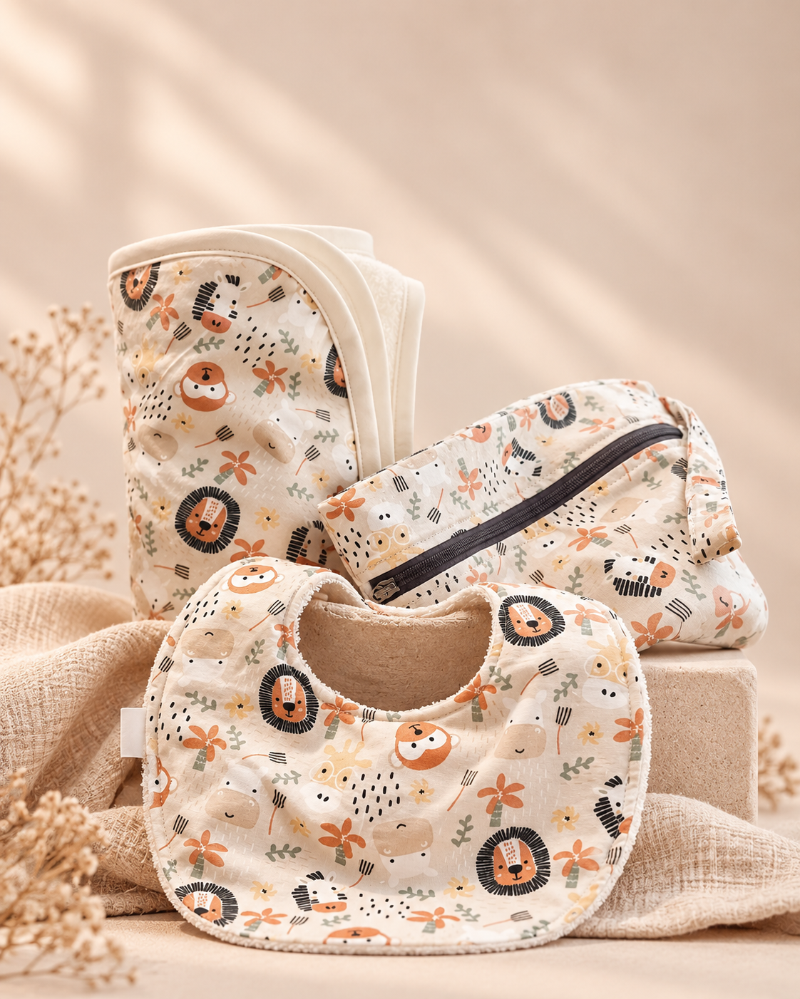 Conjunto artesanal para bebé by.Cuqui con babero y accesorios a juego de estampado safari