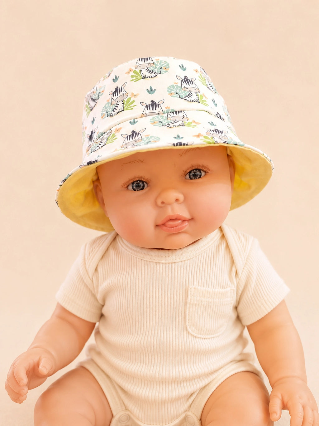 Gorrito de pescador reversible infantil con estampado de cebritas y reverso amarillo claro