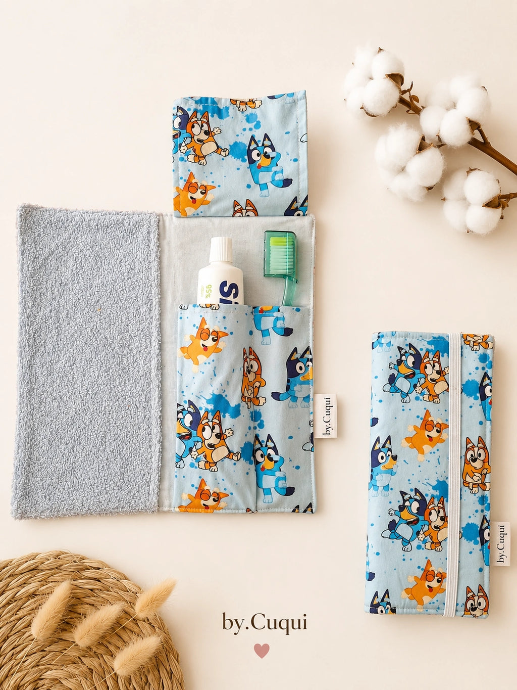 Kit dental Bluey con rizo celeste, abierto y cerrado en vista frontal
