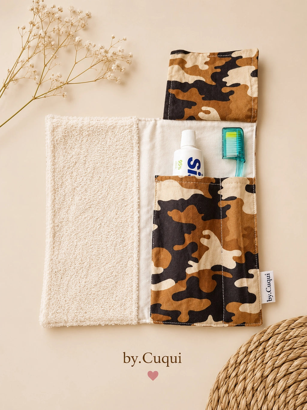 Kit dental Camuflaje marrón con rizo beige, abierto con toalla y compartimentos interiores