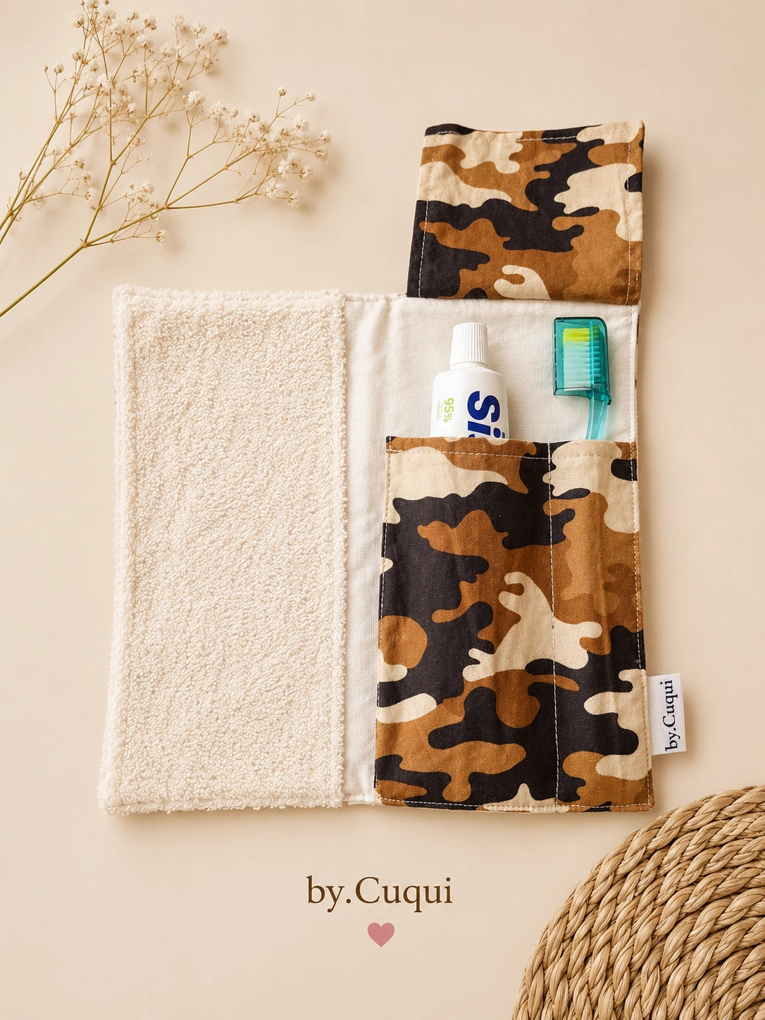Kit dental Camuflaje marrón con rizo beige, abierto con toalla y compartimentos interiores