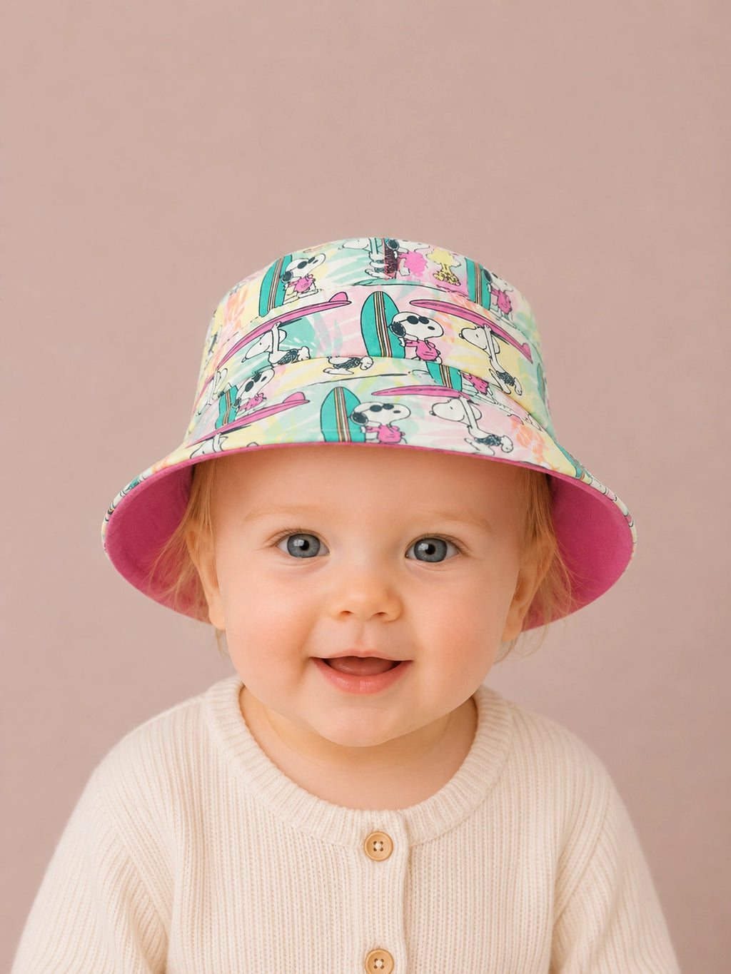 Detalle del gorrito reversible Snoopy confeccionado a mano [Variant: Rosa fucsia]