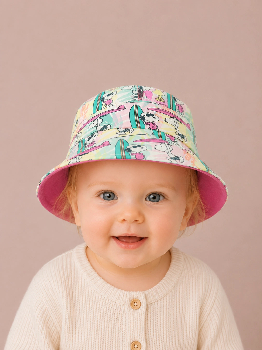 Detalle del gorrito reversible Snoopy confeccionado a mano [Variant: Rosa fucsia]