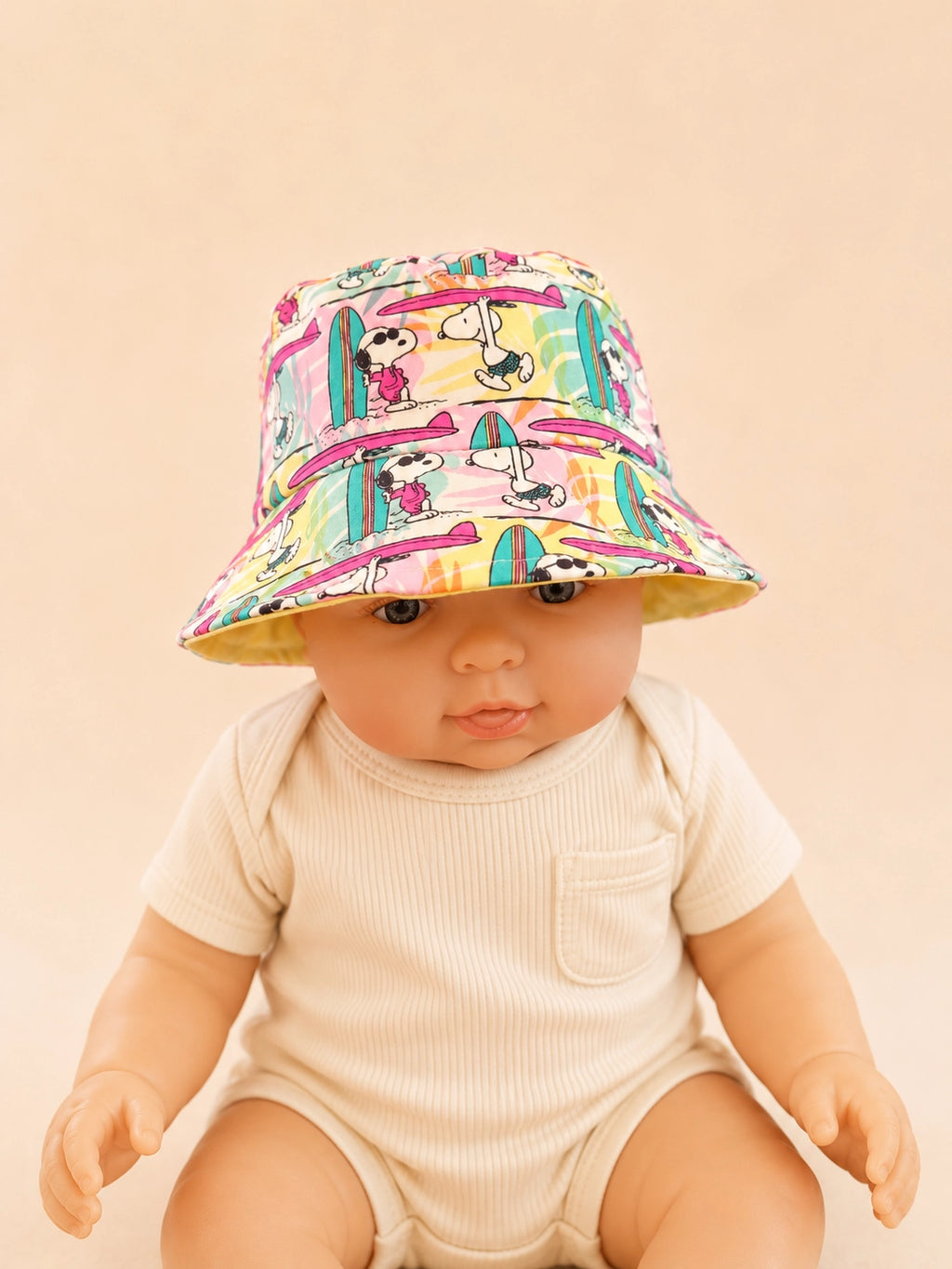 Detalle del gorrito reversible Snoopy confeccionado a mano [Variant: Amarillo claro]