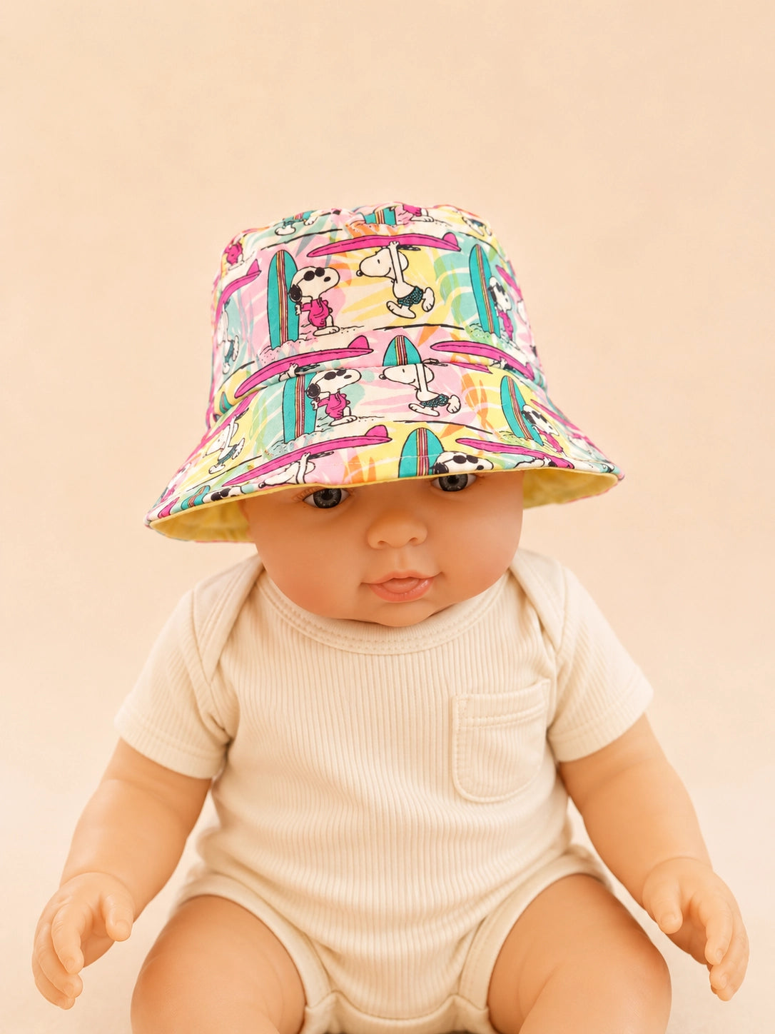 Detalle del gorrito reversible Snoopy confeccionado a mano [Variant: Amarillo claro]