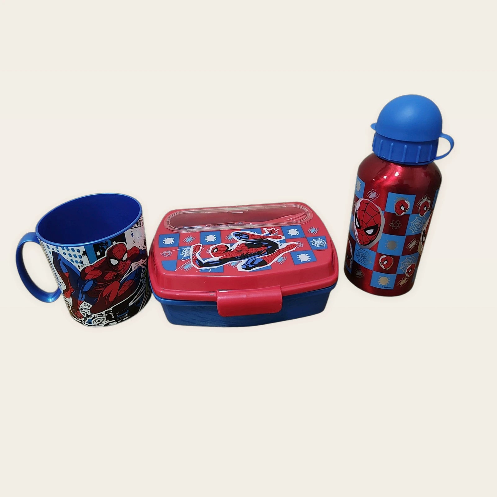 Pack Vuelta al Cole Spider-Man con taza, sandwichera con cubiertos y botella de aluminio.