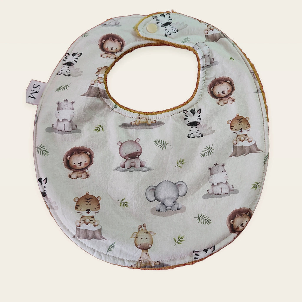 Babero impermeable 0–6 meses Animalitos del bosque con rizo de bambú mostaza, vista frontal