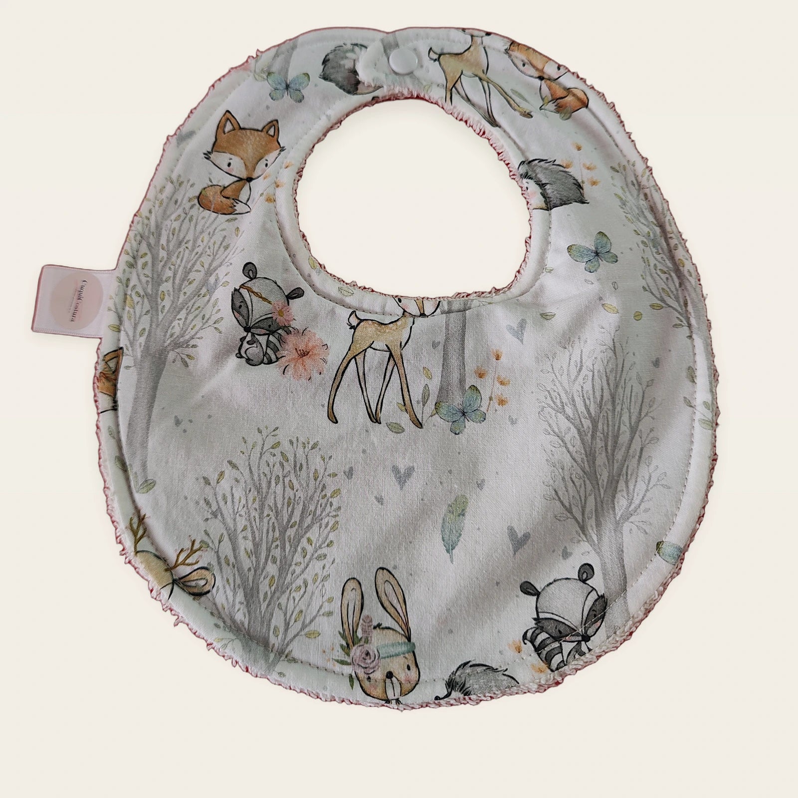 Babero impermeable 0–6 meses Bosque encantado con rizo de algodón blanco roto, vista frontal