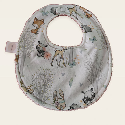 Babero impermeable 0–6 meses Bosque encantado con rizo de algodón blanco roto, vista frontal