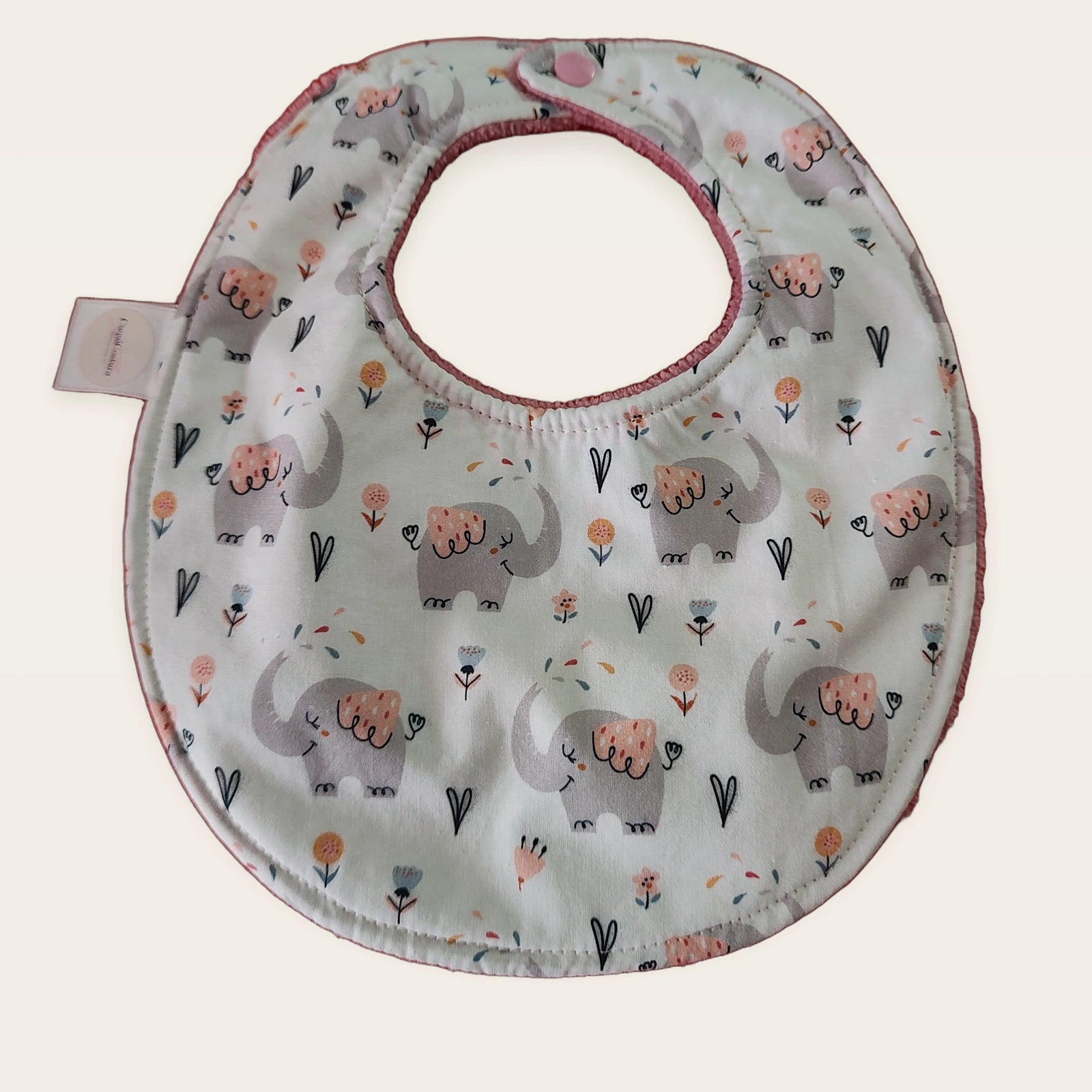 Babero impermeable 0–6 meses Cuquielefantes con rizo de bambú rosa empolvado, vista frontal