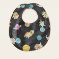 Babero impermeable 0–6 meses Dinosaurios del espacio con rizo de algodón blanco roto, vista frontal