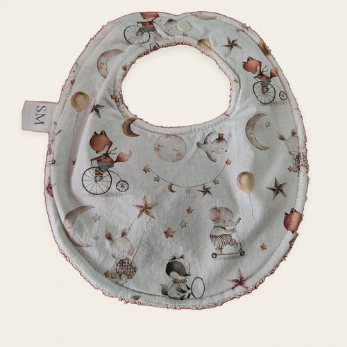Babero impermeable 0–6 meses Elefantitos, luna y estrellas con rizo de algodón blanco roto, vista frontal
