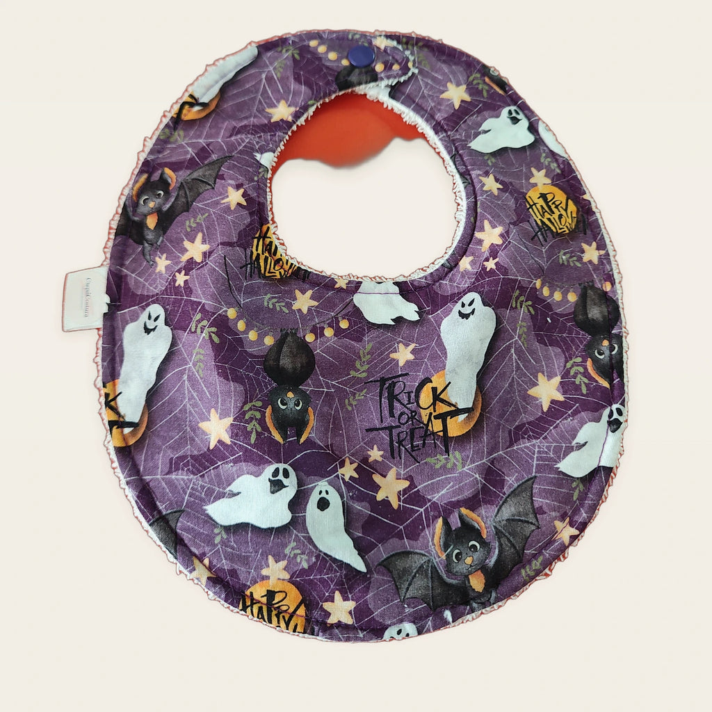 Babero impermeable 0–6 meses Halloween encantado con rizo de algodón blanco roto, vista frontal