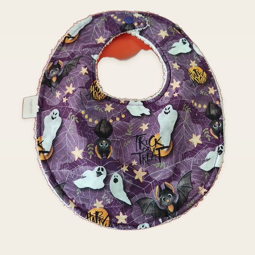 Babero impermeable 0–6 meses Halloween encantado con rizo de algodón blanco roto, vista frontal