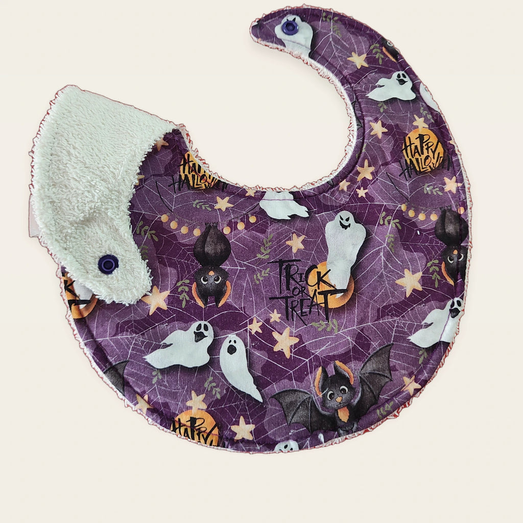 Babero impermeable 0–6 meses Halloween encantado con una pata doblada para mostrar el rizo de algodón blanco roto