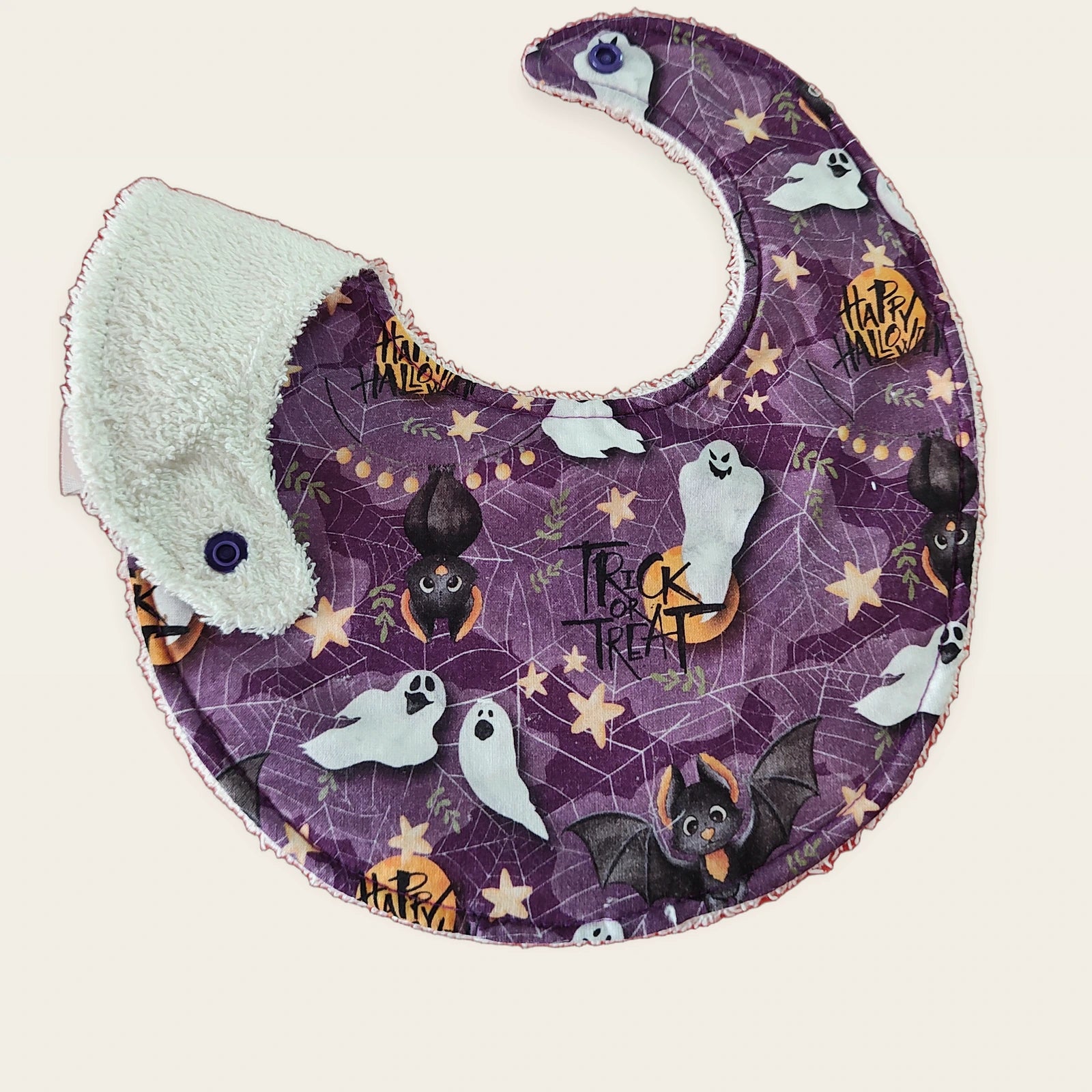 Babero impermeable 0–6 meses Halloween encantado con una pata doblada para mostrar el rizo de algodón blanco roto