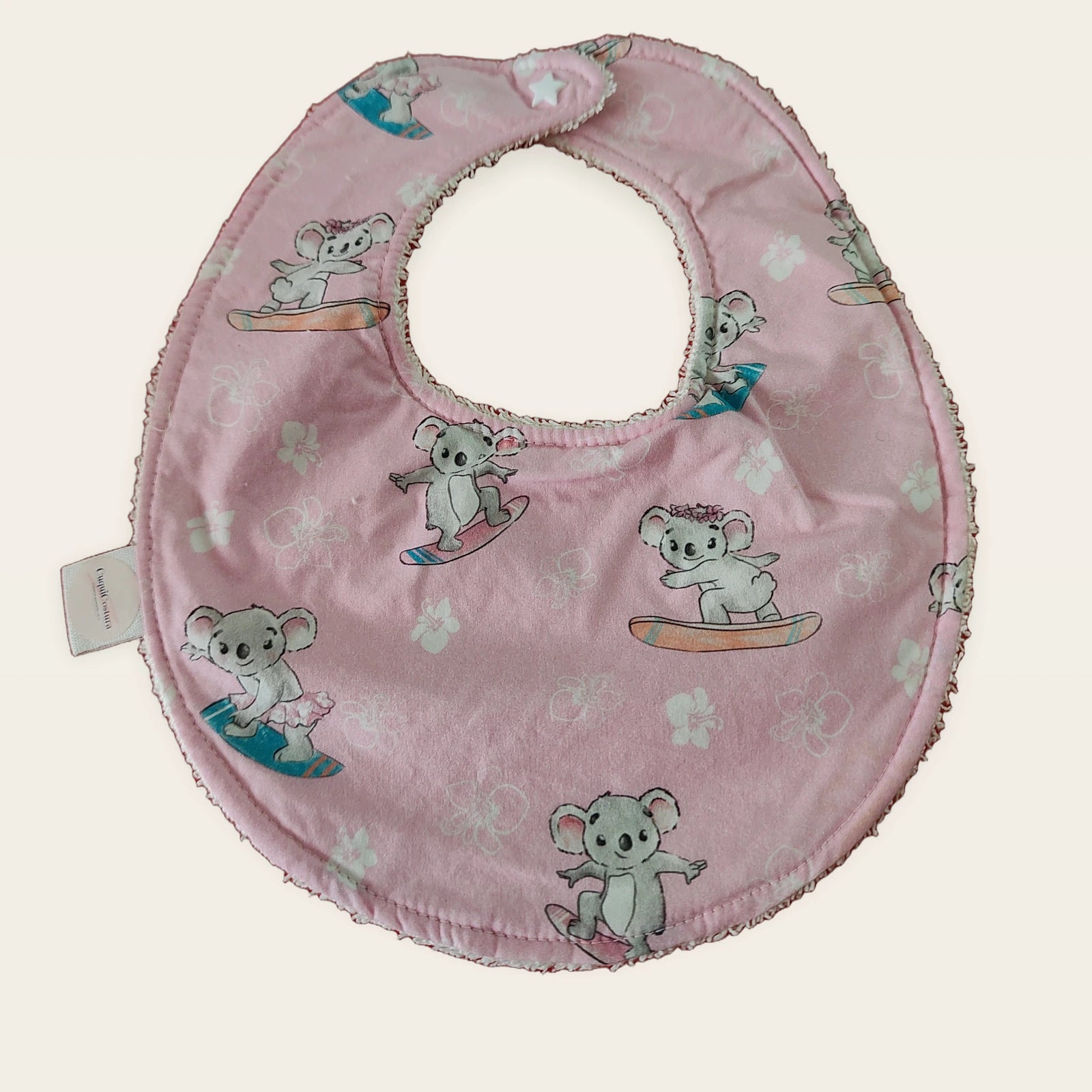 Babero impermeable 0–6 meses Koalas surferos con rizo de bambú beige, vista frontal [Variant: Beige]