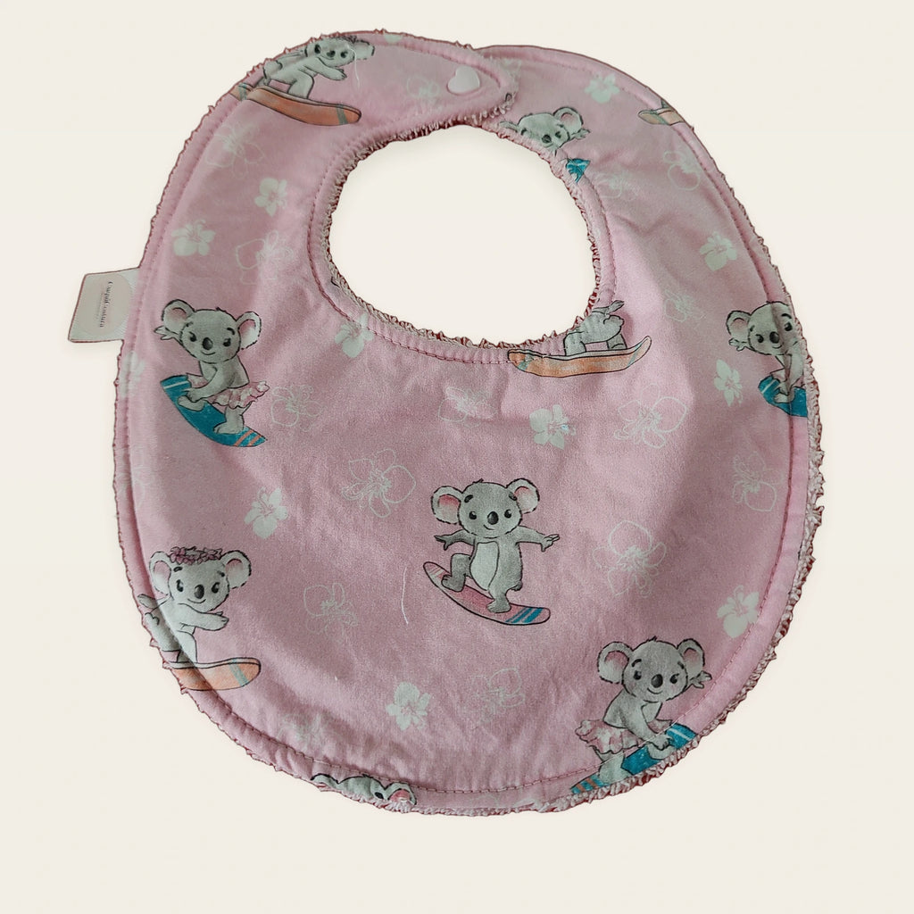 Babero impermeable 0–6 meses Koalas surferos con rizo de bambú rosa, vista frontal [Variant: Rosa]
