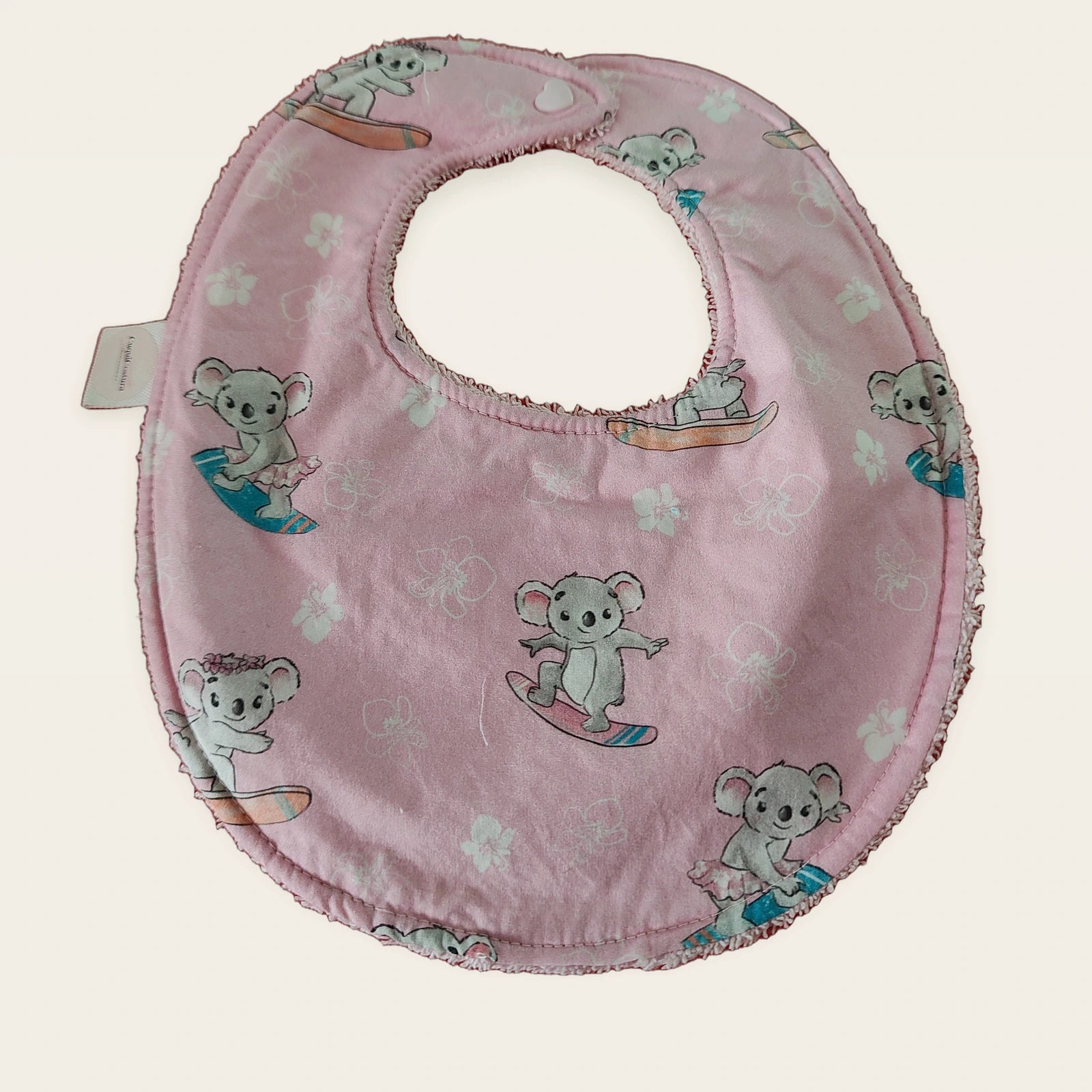 Babero impermeable 0–6 meses Koalas surferos con rizo de bambú rosa, vista frontal [Variant: Rosa]