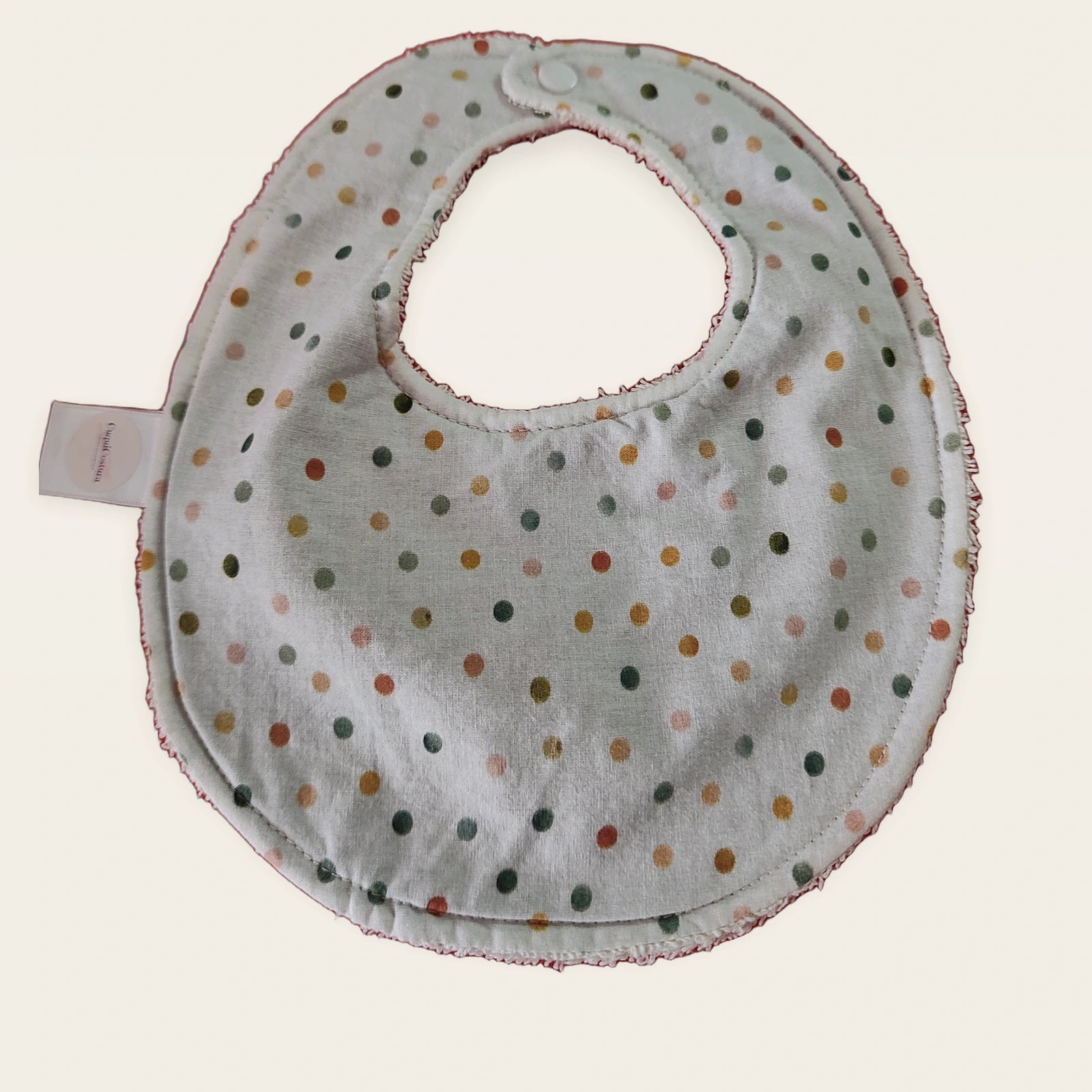 Babero impermeable 0–6 meses Lunares acuarela con rizo de algodón blanco roto, vista frontal