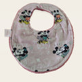 Babero impermeable 0–6 meses Mickey Forever Love con rizo de bambú rosa empolvado, vista frontal