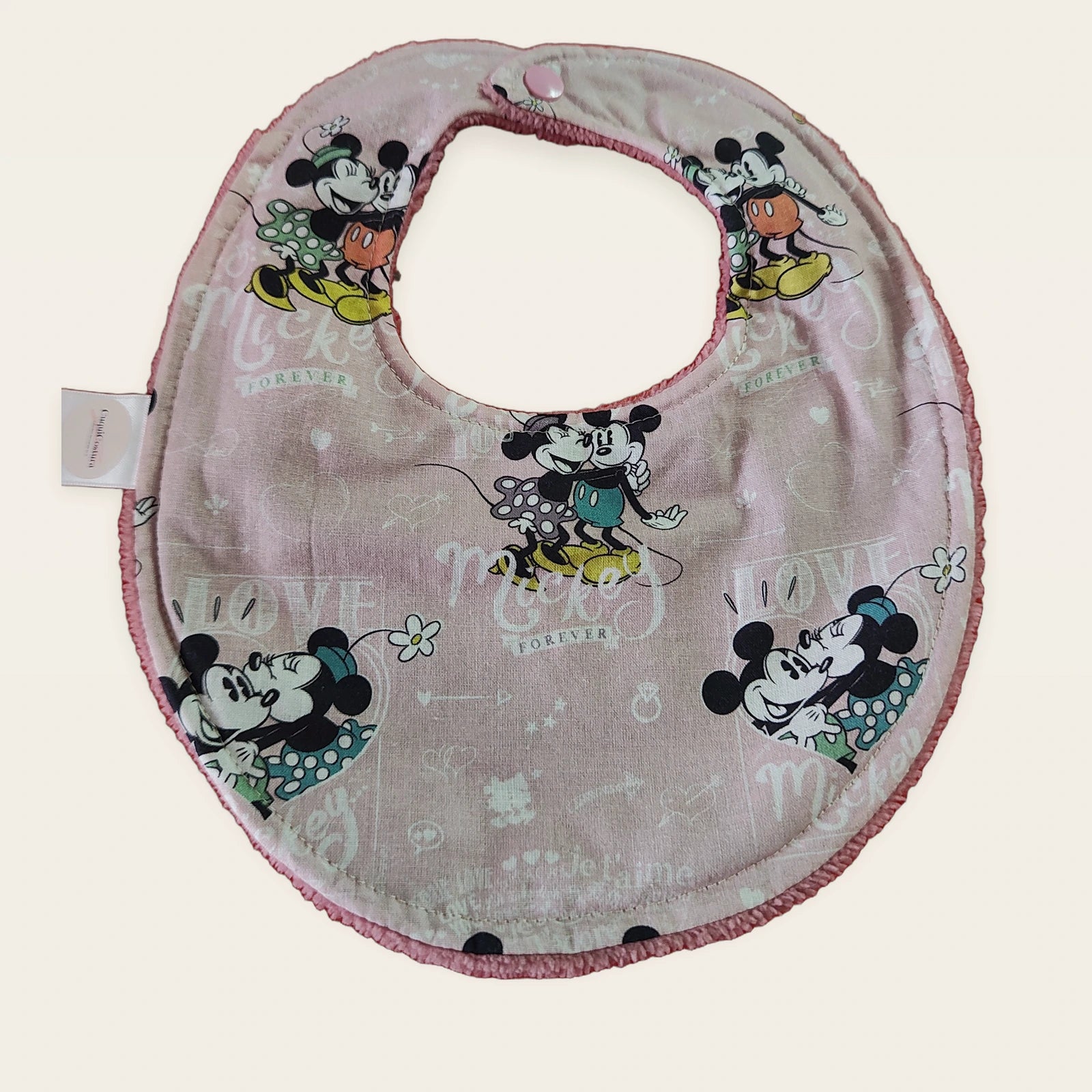 Babero impermeable 0–6 meses Mickey Forever Love con rizo de bambú rosa empolvado, vista frontal