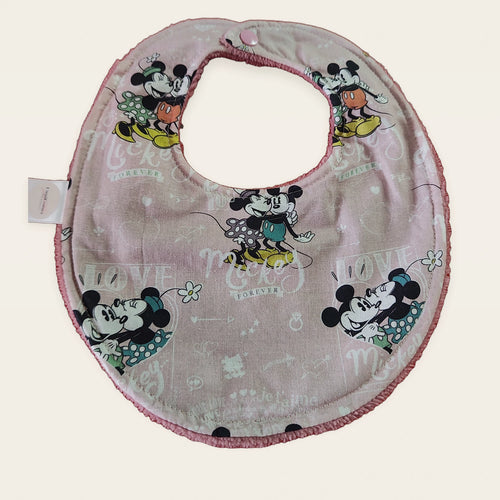 Babero impermeable 0–6 meses Mickey Forever Love con rizo de bambú rosa empolvado, vista frontal
