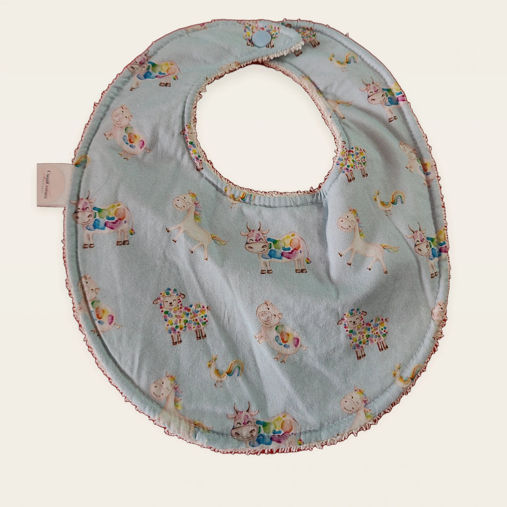 Babero impermeable 0–6 meses Ovejitas arcoíris con rizo de algodón blanco roto, vista frontal