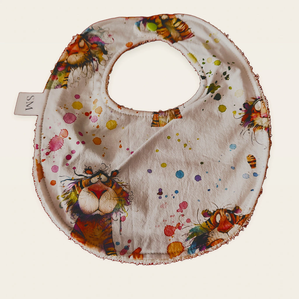 Babero impermeable 0–6 meses Tigre acuarela con rizo de algodón blanco roto, vista frontal