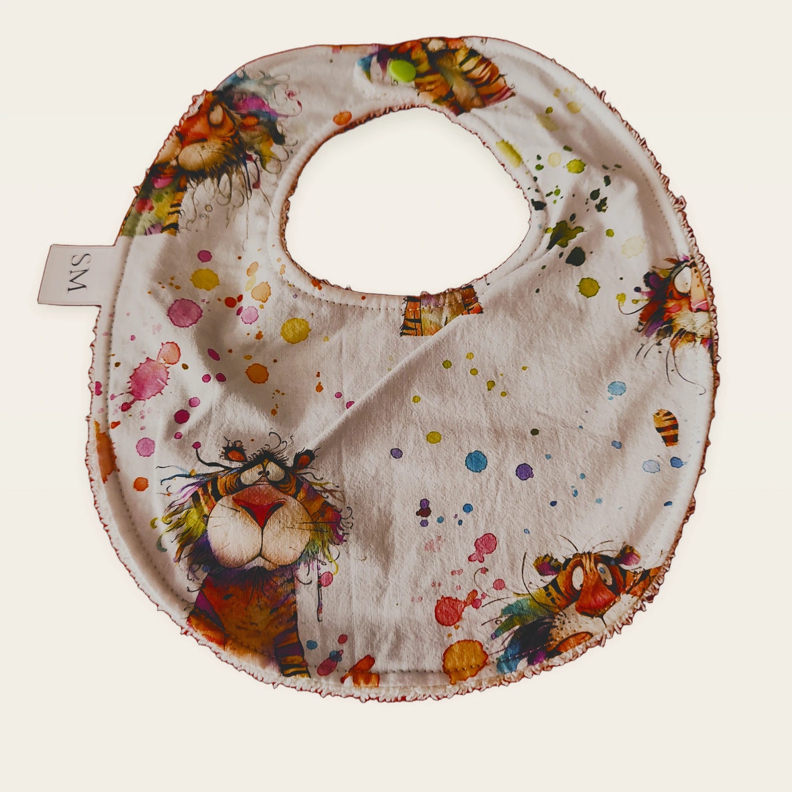 Babero impermeable 0–6 meses Tigre acuarela con rizo de algodón blanco roto, vista frontal