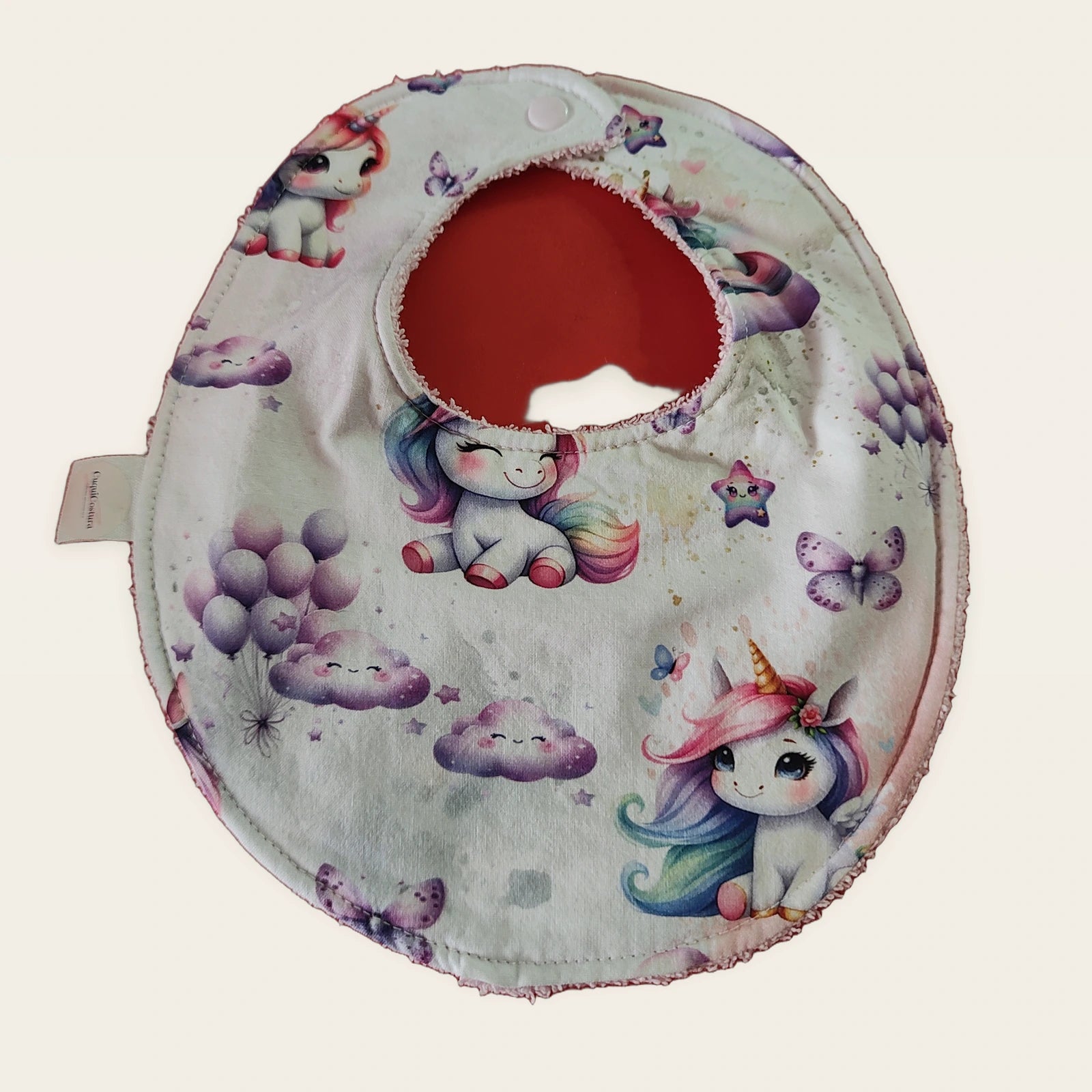 Babero impermeable 0–6 meses Unicornio mágico con rizo de algodón blanco roto, vista frontal