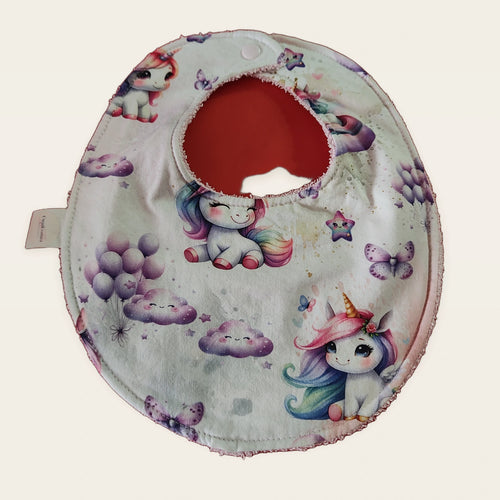 Babero impermeable 0–6 meses Unicornio mágico con rizo de algodón blanco roto, vista frontal