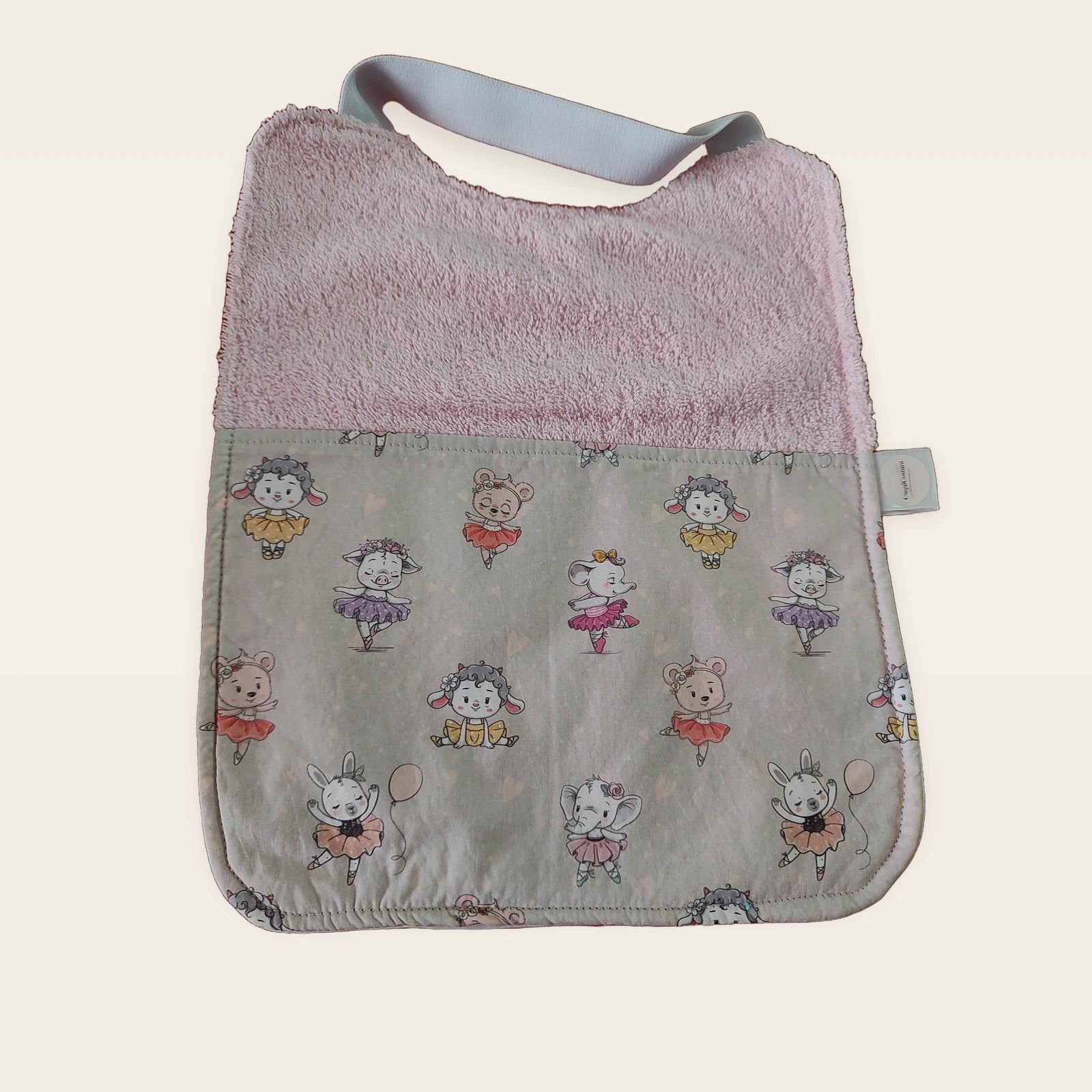 Babero infantil Bailarinas con rizo de algodón rosa y cuello elástico