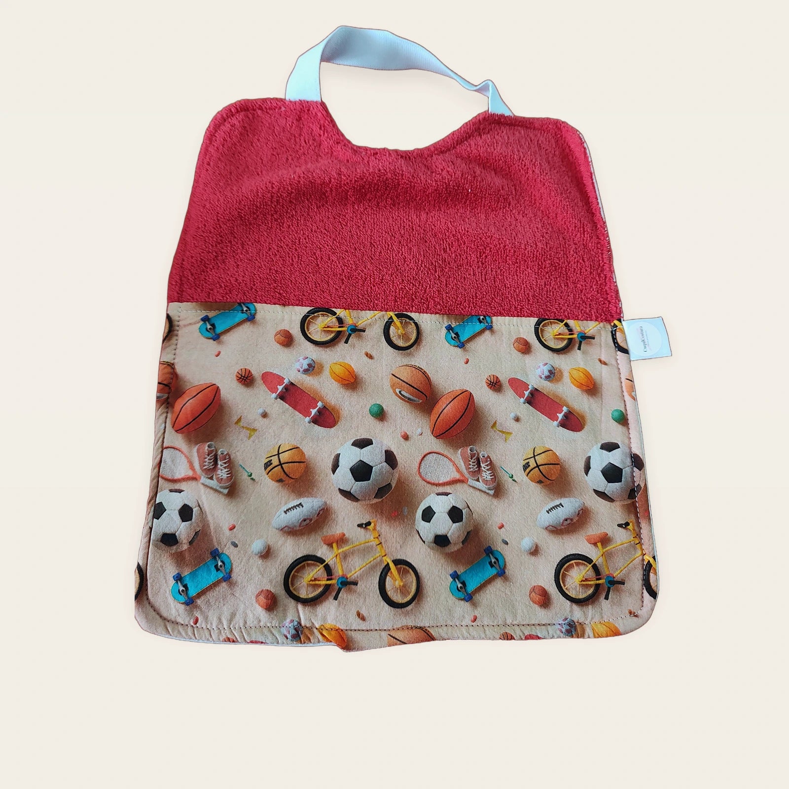 Babero infantil Deportes 3D con rizo de algodón rojo y cuello elástico