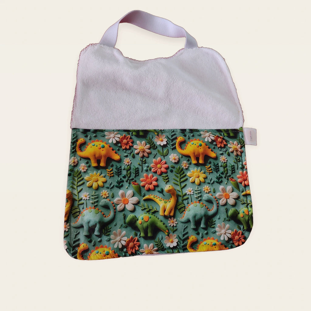 Babero infantil Dinosaurios y flores verde 3D con rizo de bambú blanco y cuello elástico