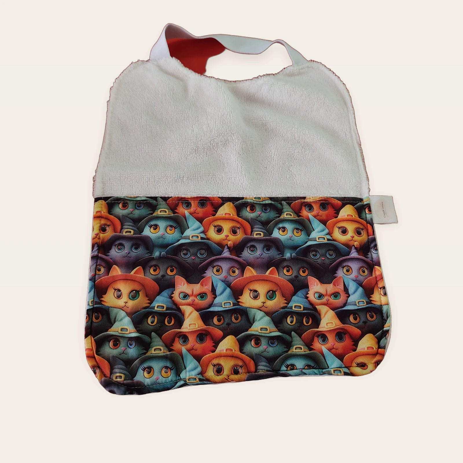 Babero infantil Gatitos Halloween con rizo de bambú blanco y cuello elástico