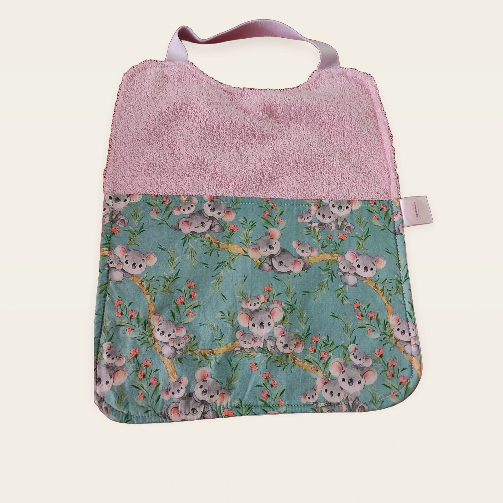 Babero infantil Koalas con rizo de algodón rosa y cuello elástico