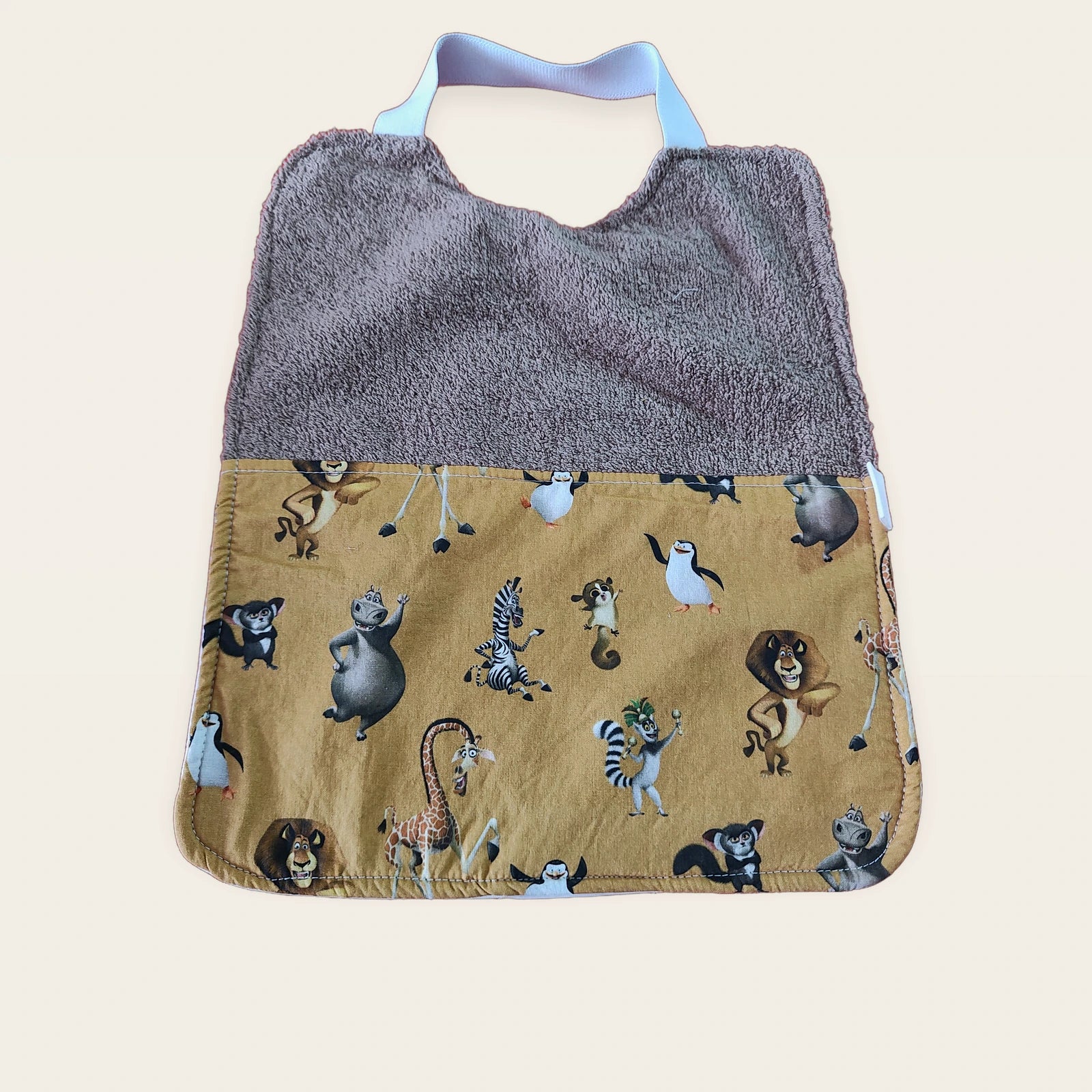 Babero infantil Madagascar con rizo de algodón marrón y cuello elástico