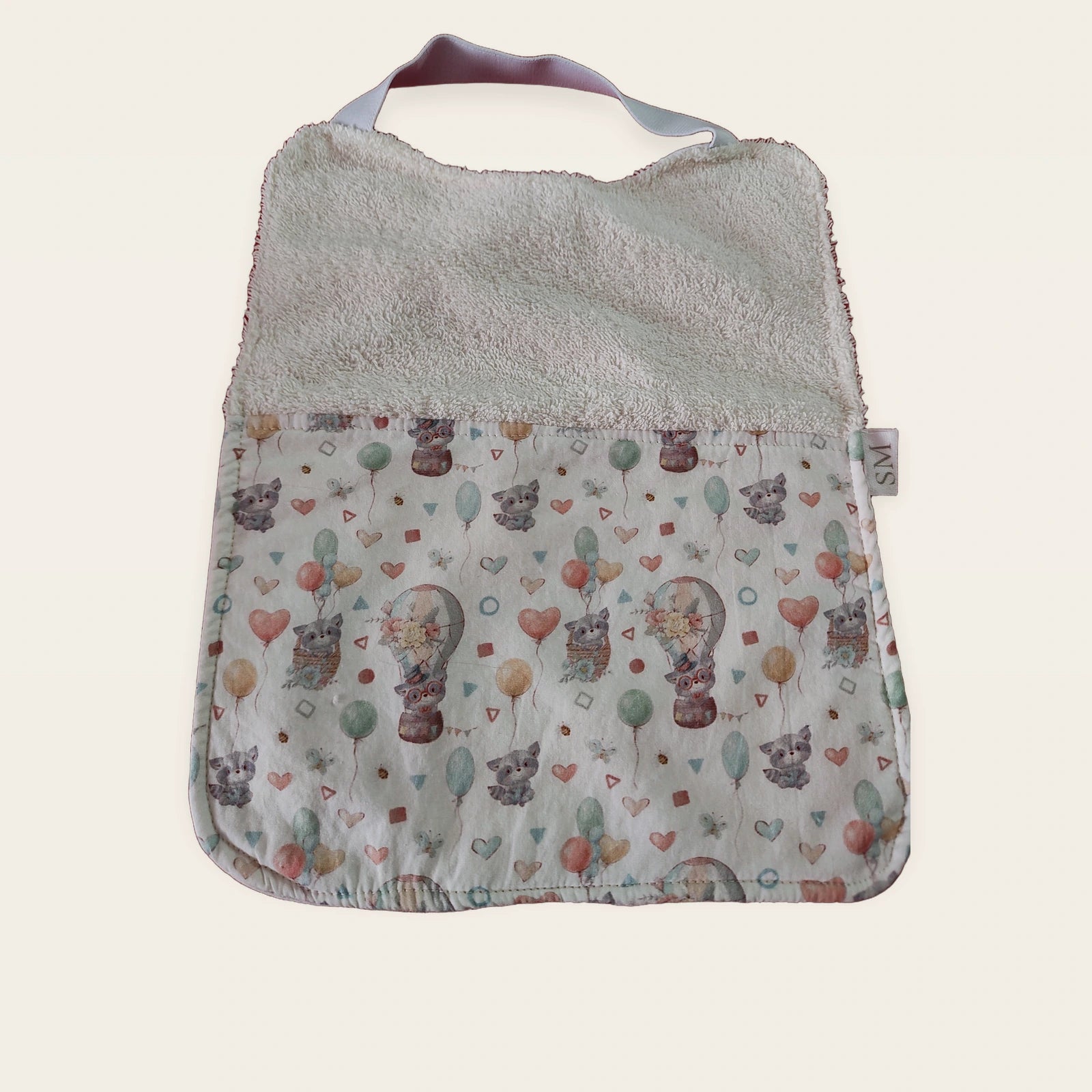Babero infantil Mapaches con globos con rizo de algodón beige y cuello elástico