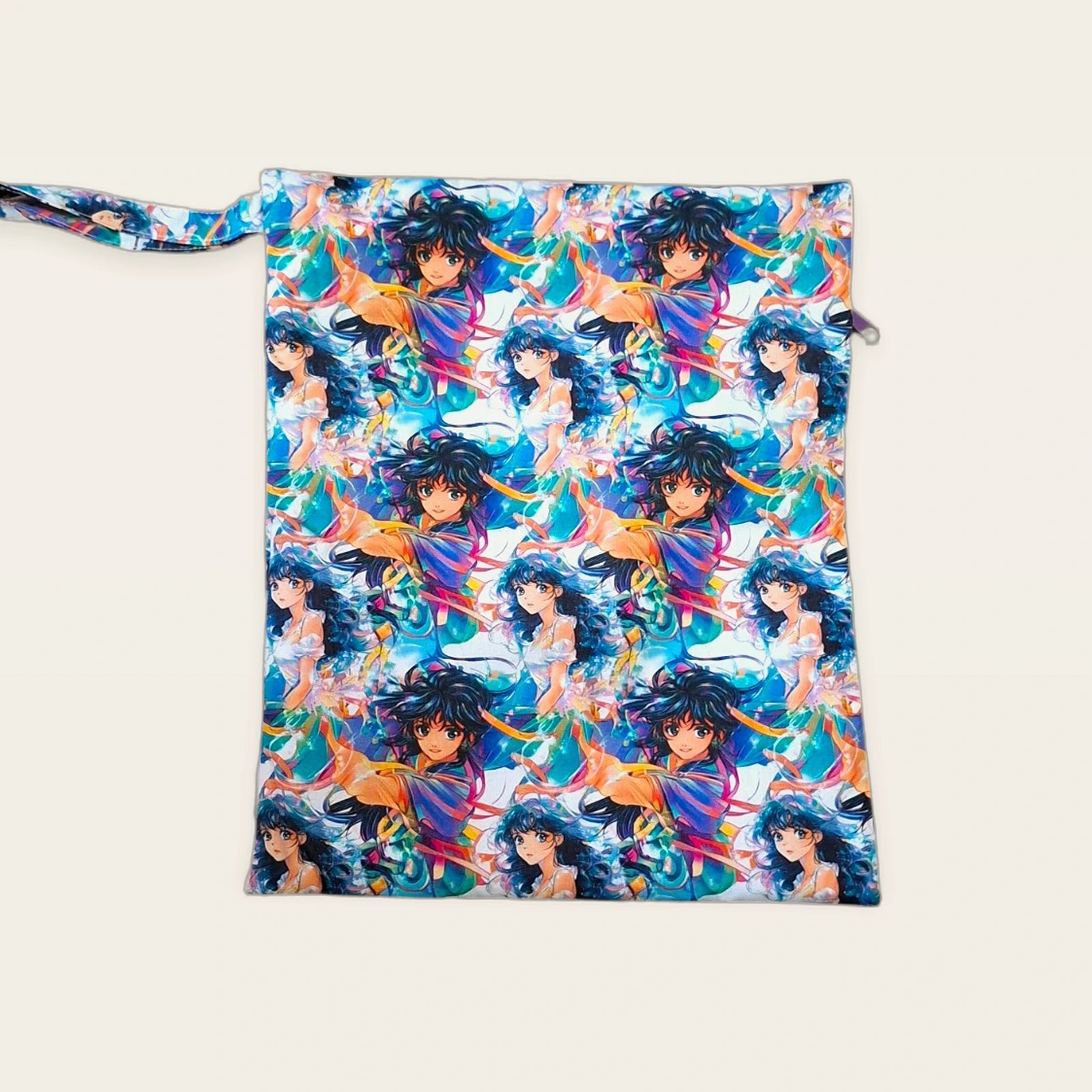 Detalle frontal de la cremallera lila de la bolsa impermeable Anime fantasía