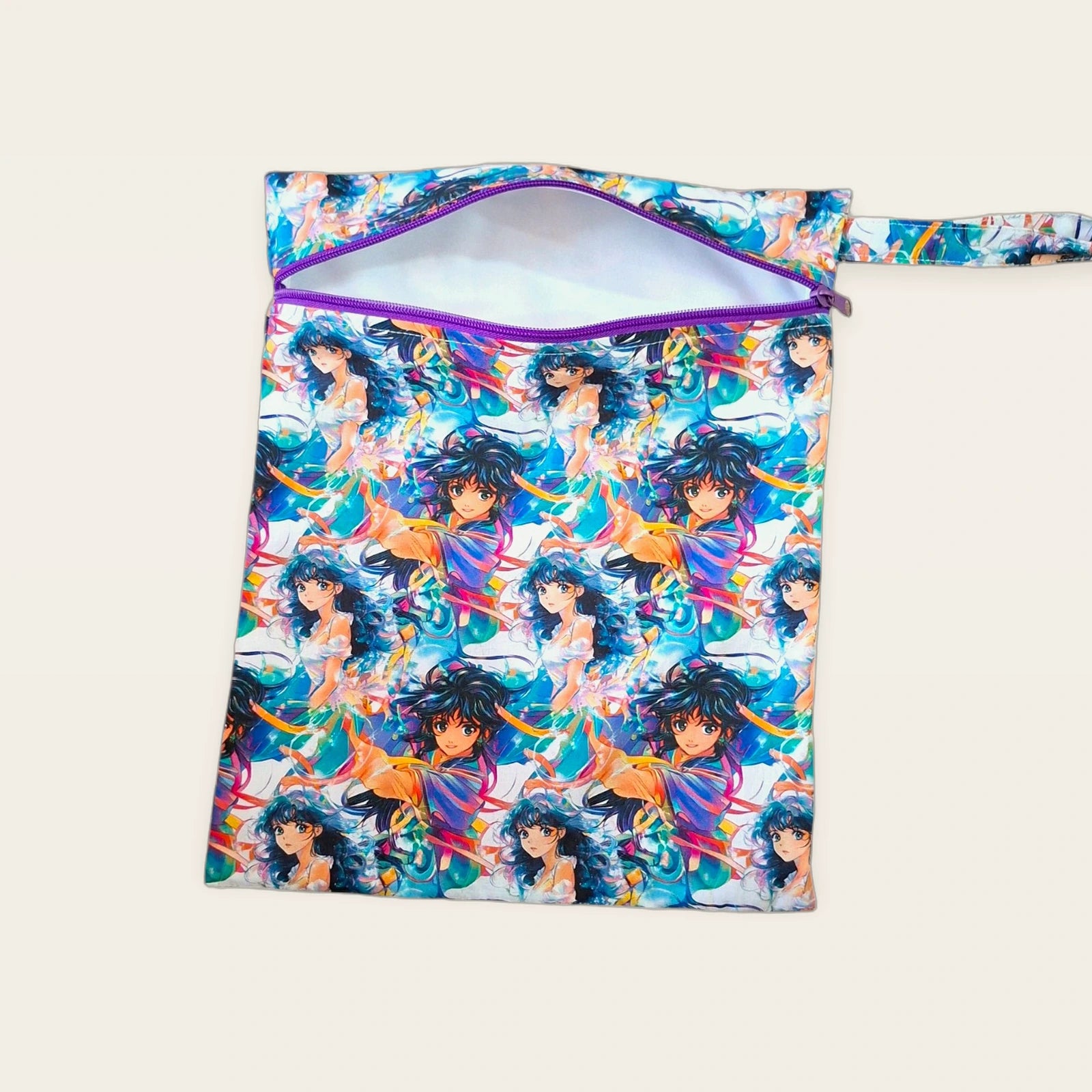 Bolsa impermeable Anime fantasía con cremallera lila abierta, vista frontal