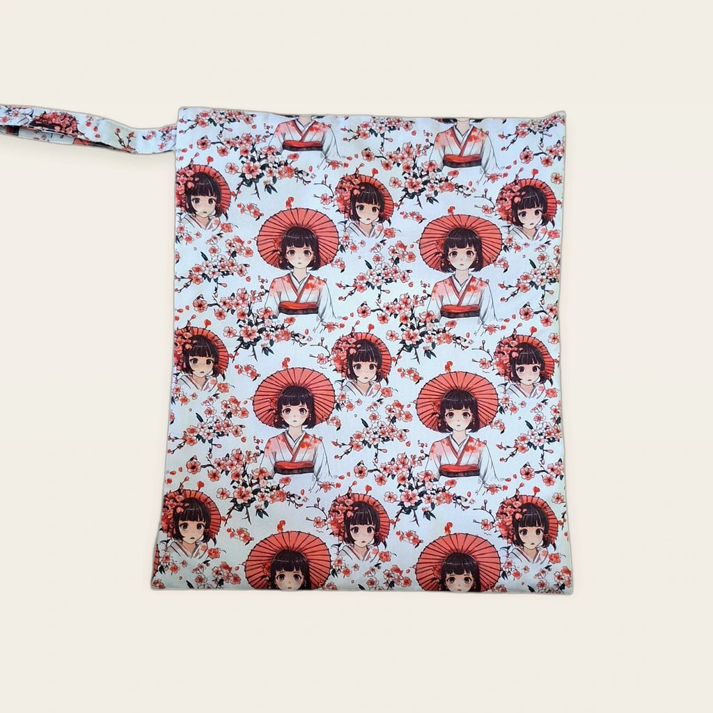 Bolsa impermeable Geishas y cerezos con cremallera amarilla y roja, vista trasera con asa