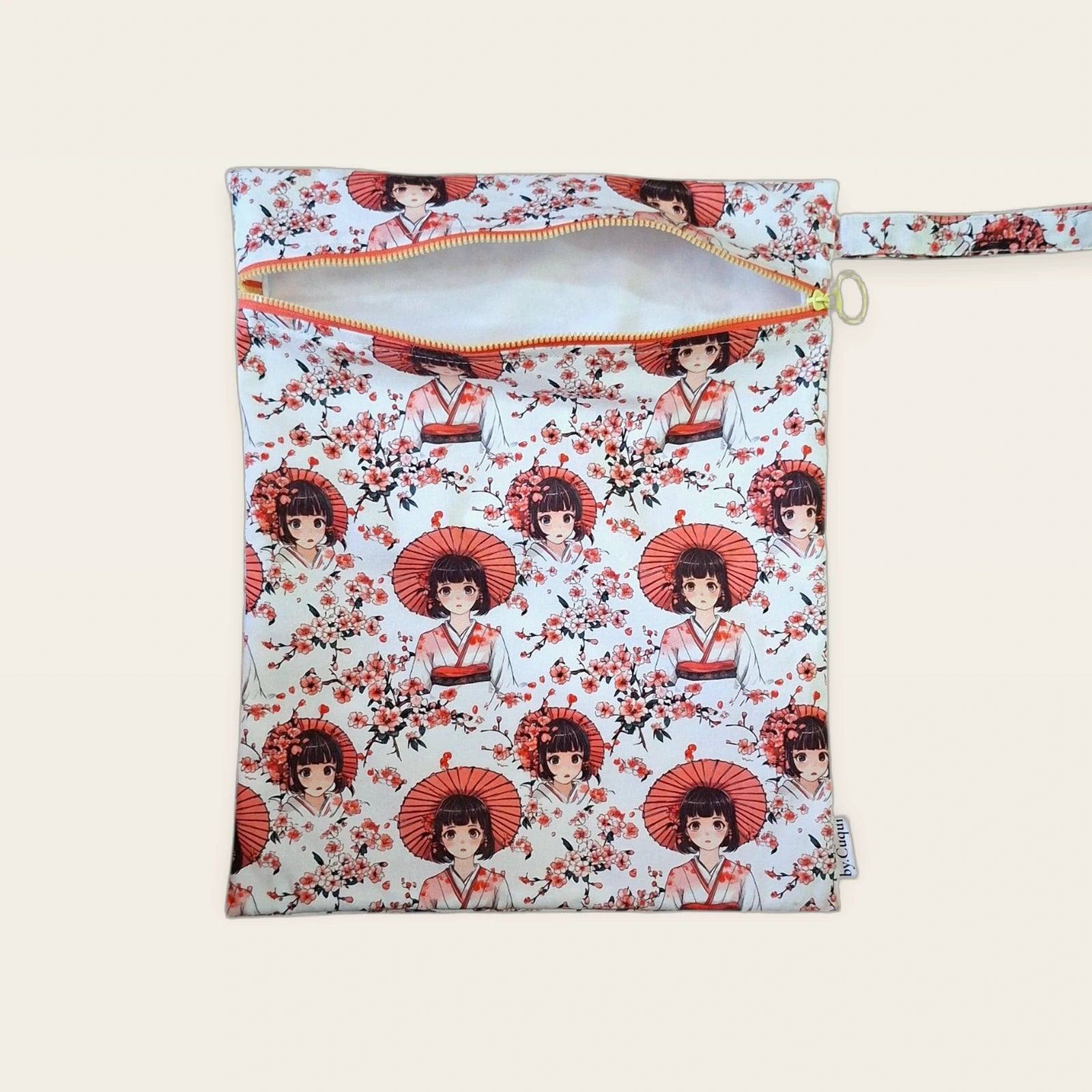 Bolsa impermeable Geishas y cerezos con cremallera amarilla y roja abierta, vista frontal